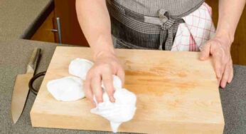 L’errore grave che fanno tutti col tagliere di legno: la superficie va pulita così
