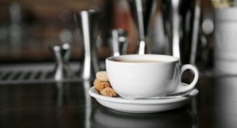 Come è nato il gesto del caffè sospeso a Napoli: un simbolo eterno